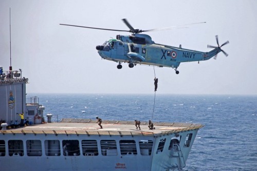 Máy bay trực thăng lớp Sea King cùng binh sĩ đặc nhiệm, Hải quân Ấn Độ tiến hành diễn tập